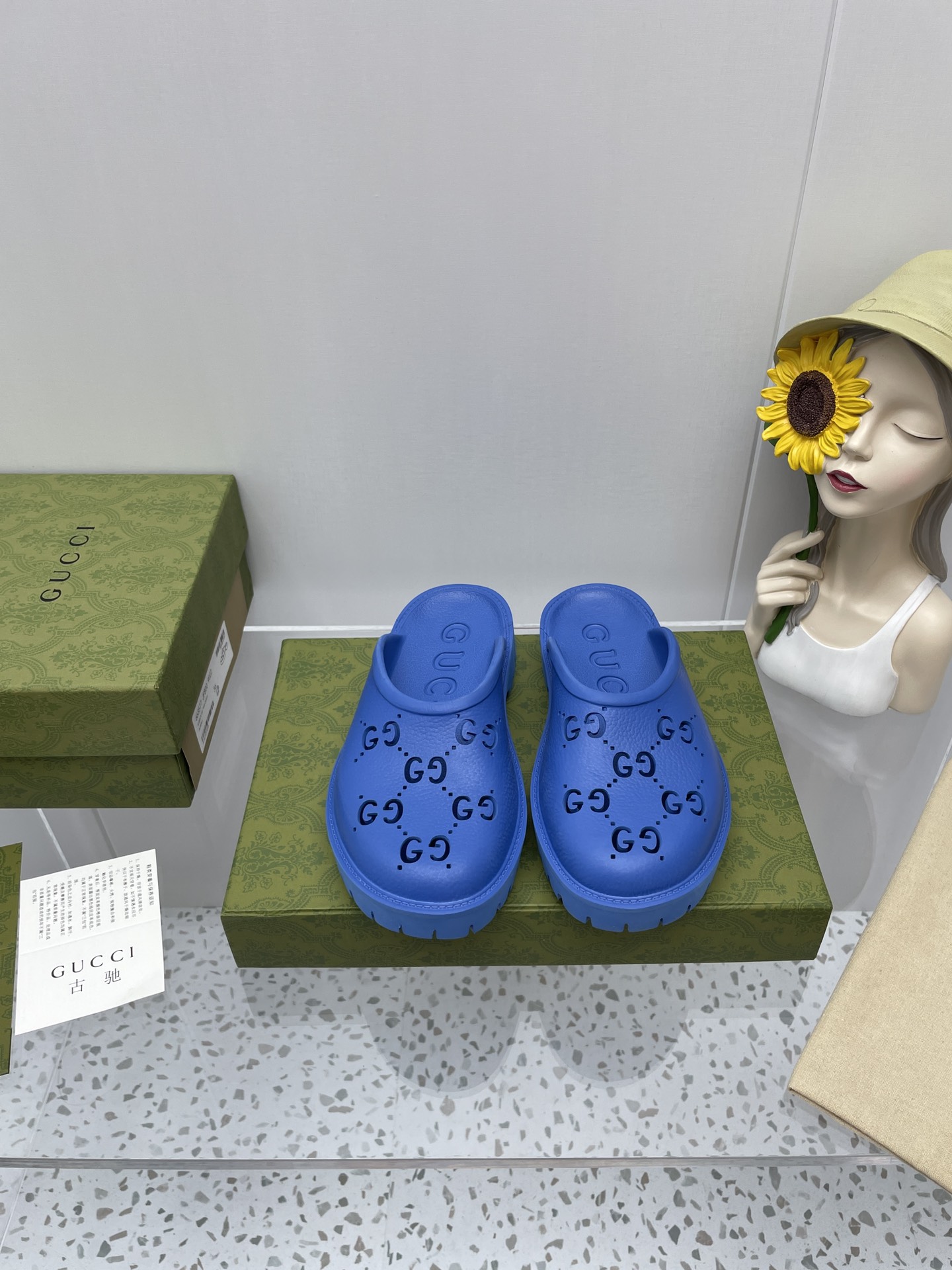 Gucci GG Slides Cave Slippers are versatile couple slippers blue